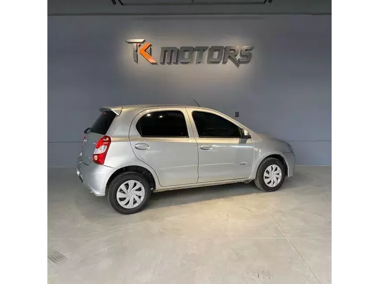 Toyota Etios Prata 4