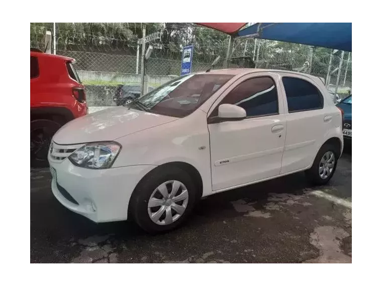 Toyota Etios Branco 2