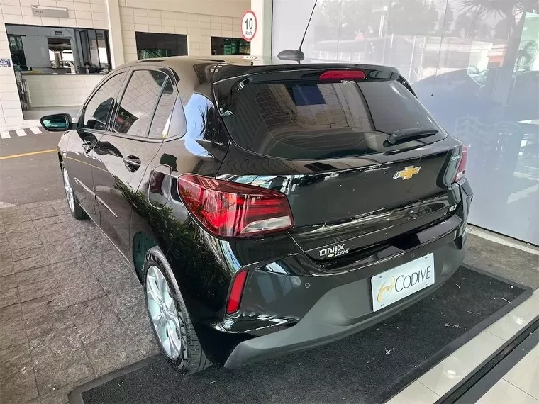 Chevrolet Onix Preto 2