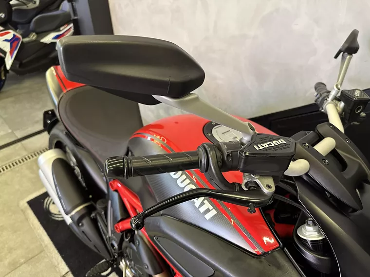 Ducati Diavel Vermelho 11