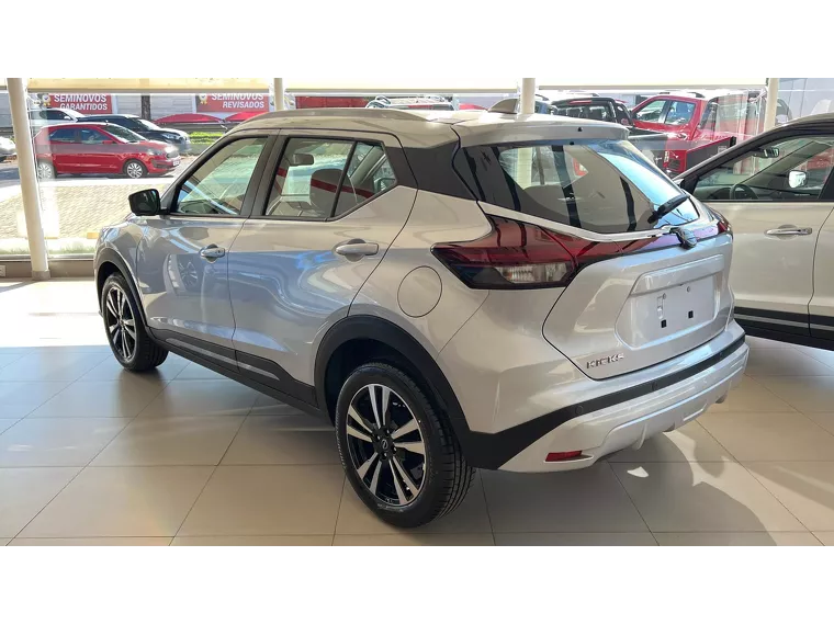 Nissan Kicks Prata 3