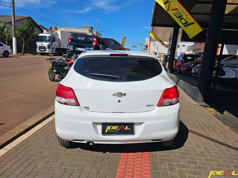 Chevrolet Onix Branco 5