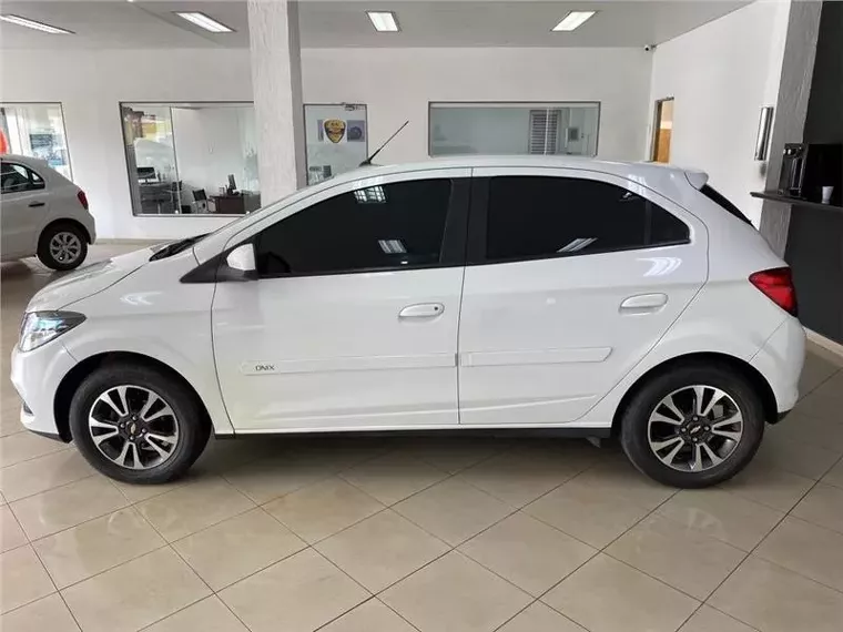 Chevrolet Onix Branco 2