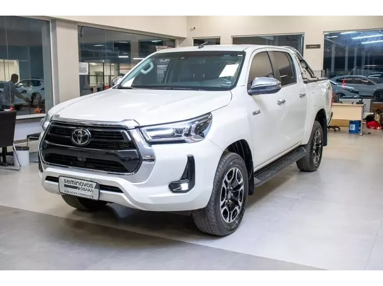 Toyota Hilux Branco 18