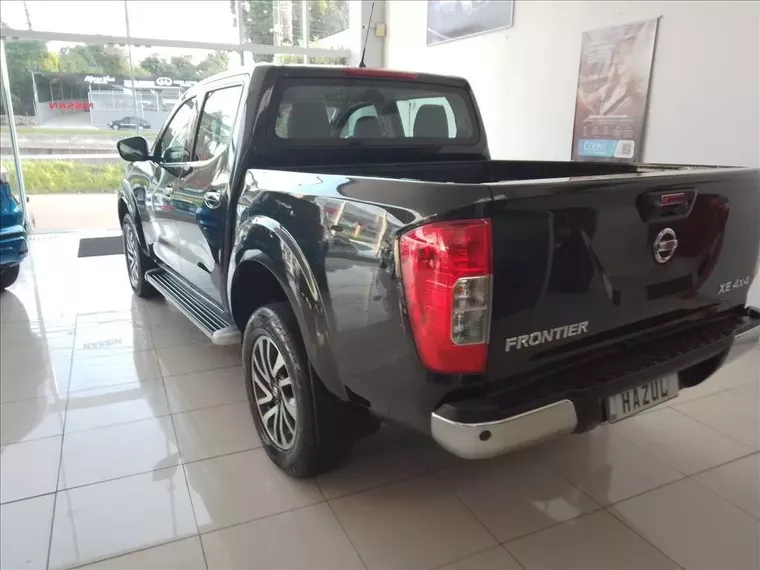 Nissan Frontier Preto 10