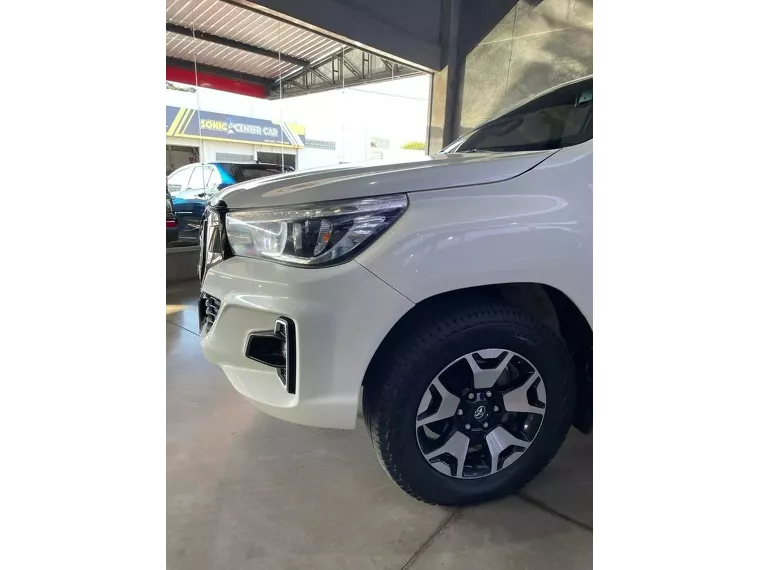 Toyota Hilux Branco 11