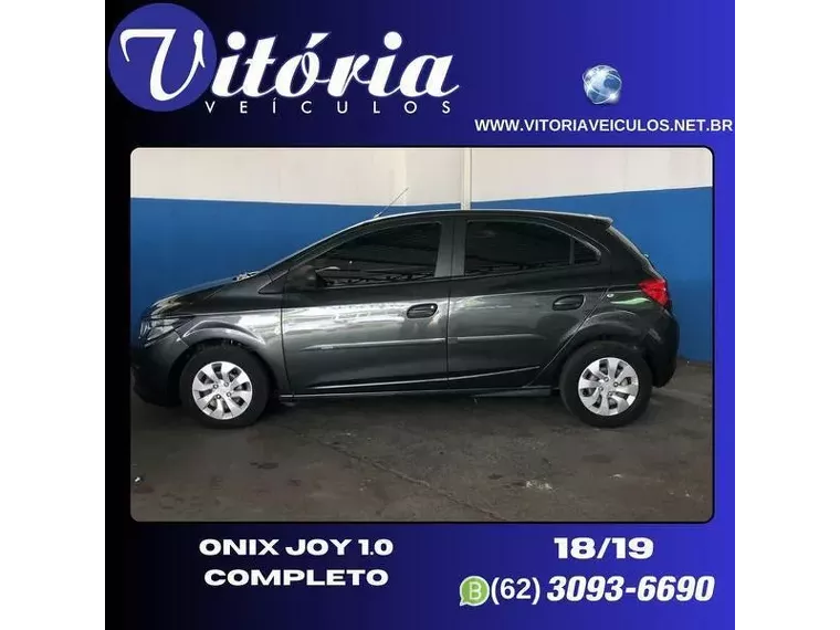 Chevrolet Onix Cinza 2