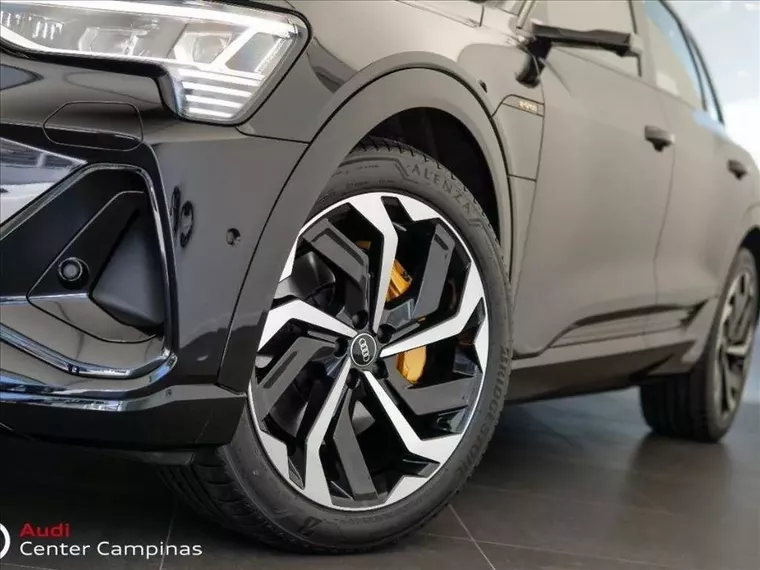 Audi E-tron Preto 4