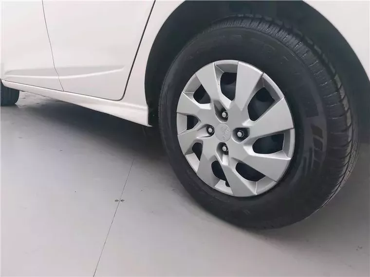 Chevrolet Onix Branco 16