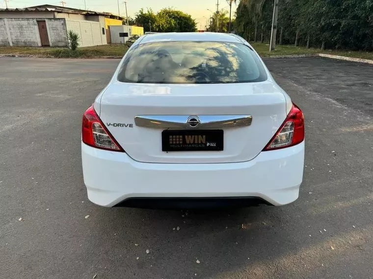 Nissan Versa Branco 6