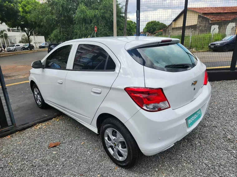 Chevrolet Onix Branco 5