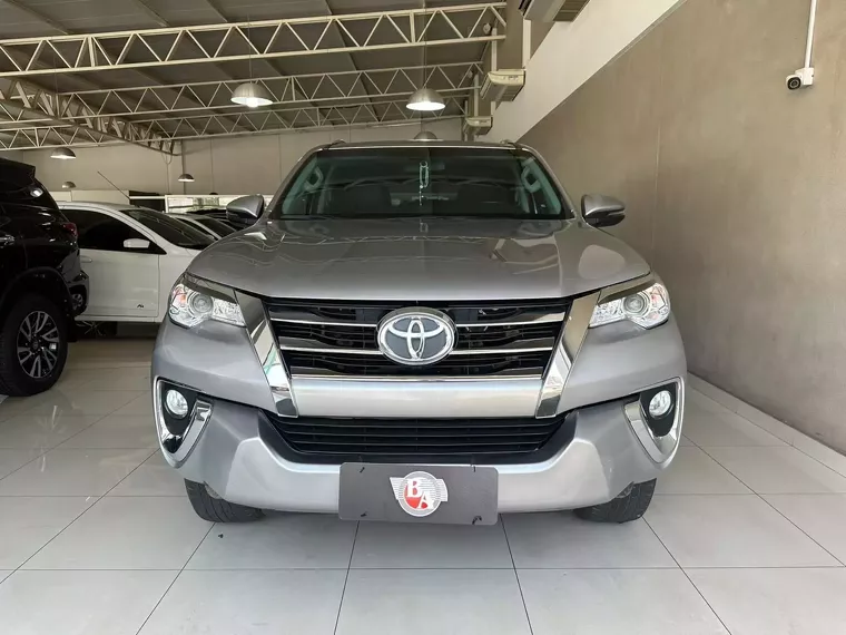 Toyota Hilux SW4 Prata 10