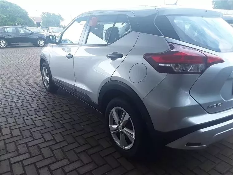 Nissan Kicks Prata 2