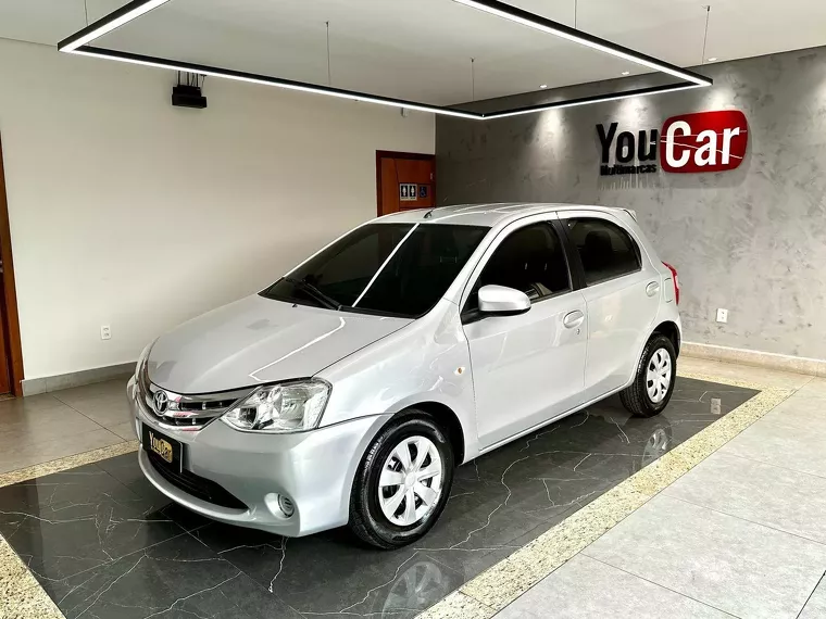 Toyota Etios Prata 1