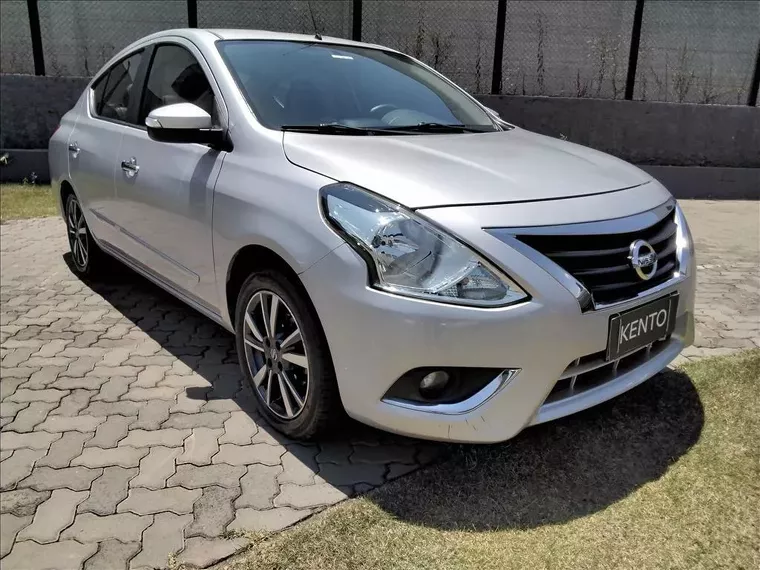 Nissan Versa Prata 12