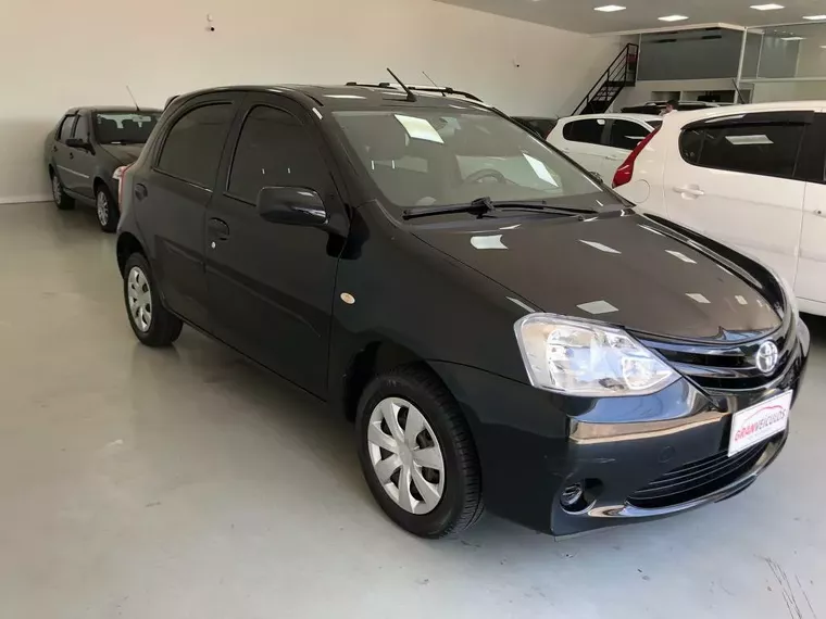 Toyota Etios Preto 6