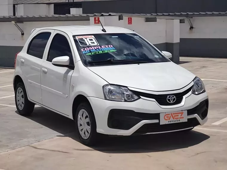 Toyota Etios Branco 16