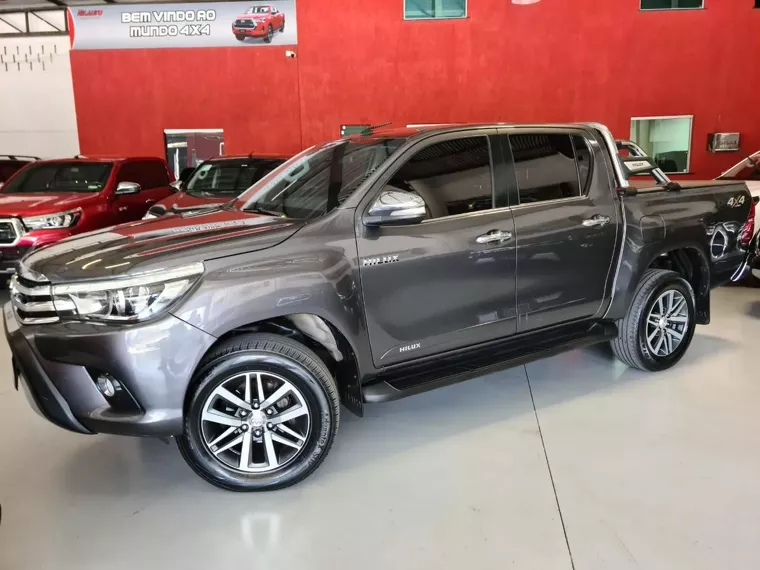 Toyota Hilux Cinza 9