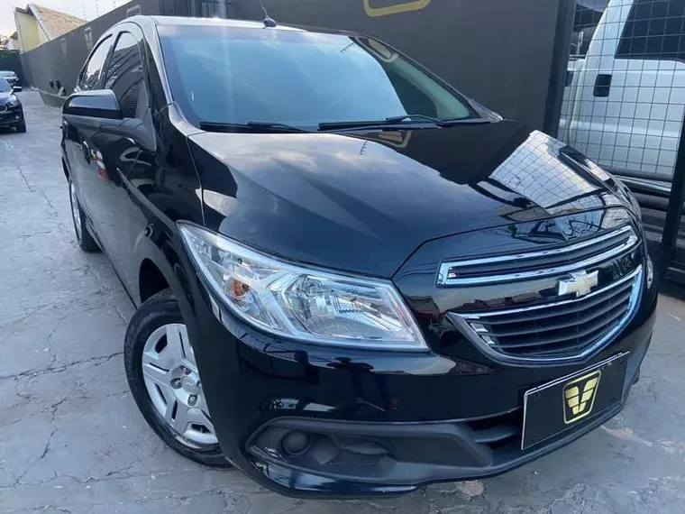 Chevrolet Onix Preto 7