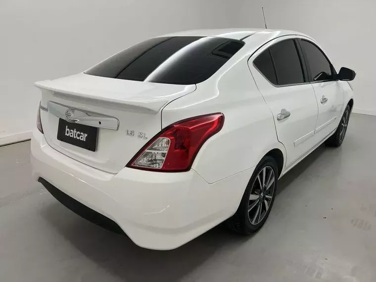 Nissan Versa Branco 14