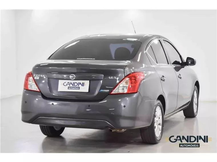 Nissan Versa Cinza 12