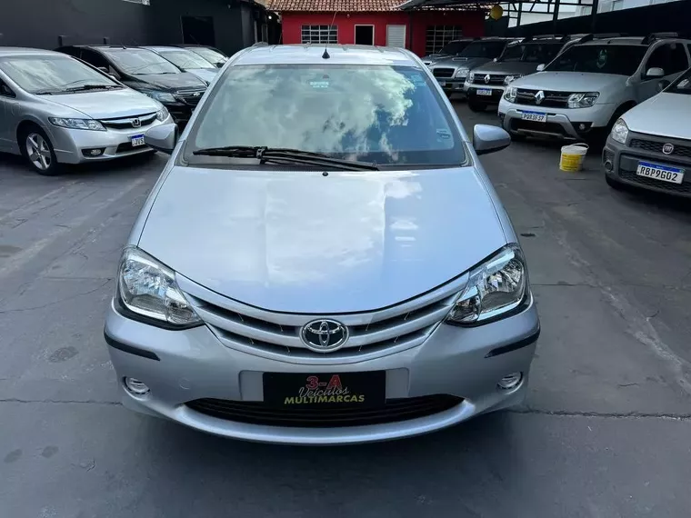 Toyota Etios Prata 9