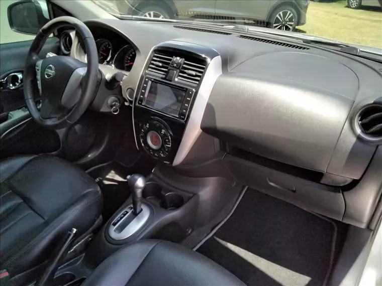 Nissan Versa Prata 14