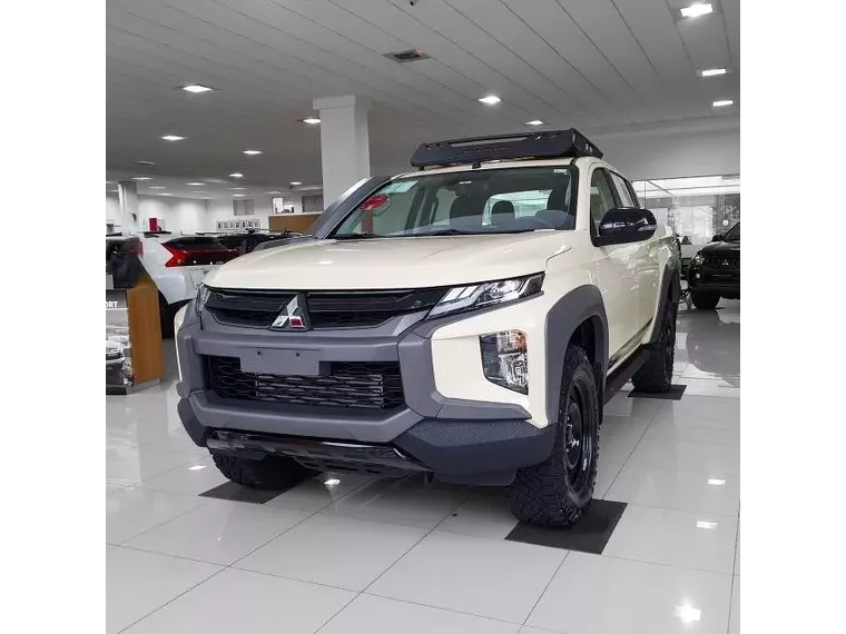 Mitsubishi L200 Triton Bege 7