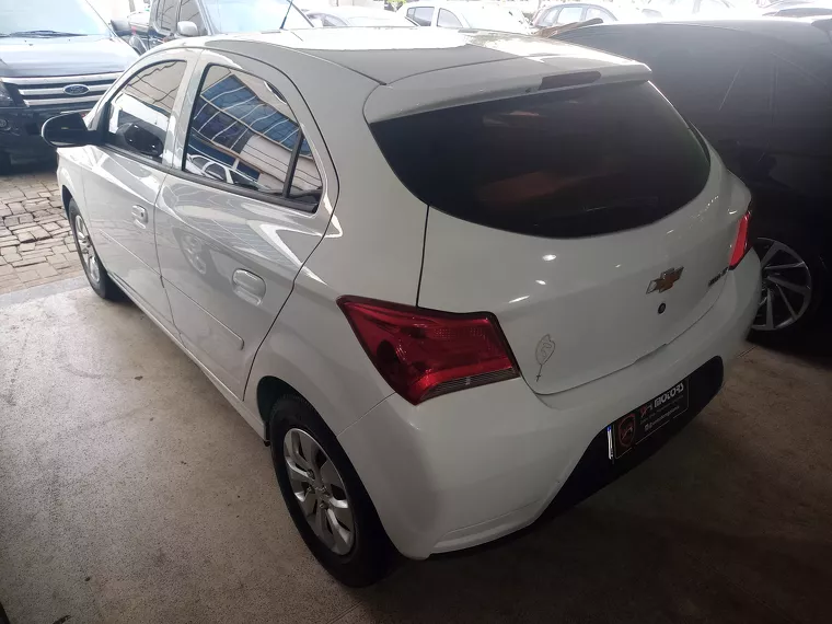 Chevrolet Onix Branco 12