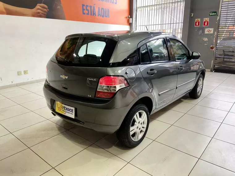 Chevrolet Agile Cinza 2