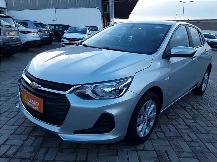 Chevrolet Onix Prata 16