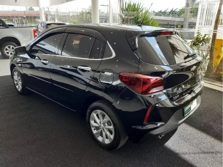 Chevrolet Onix Preto 5