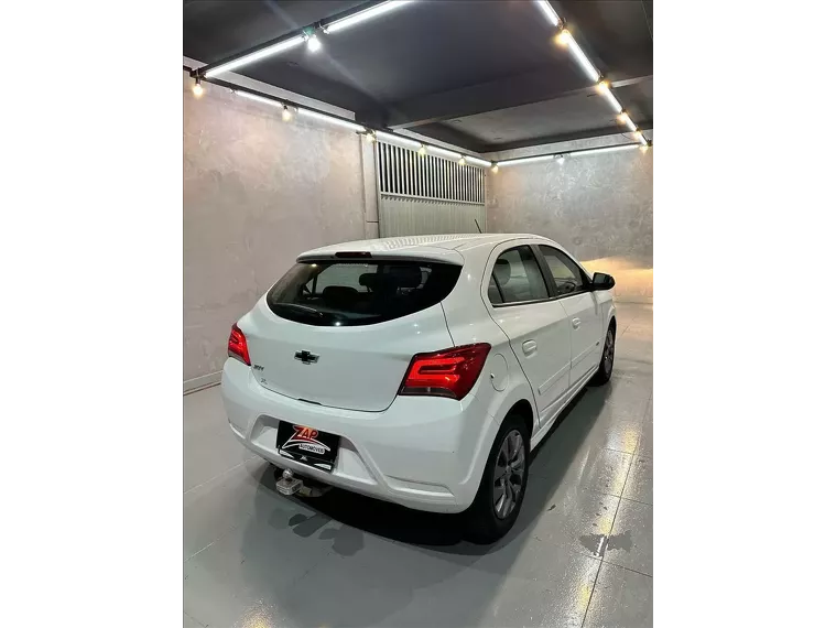 Chevrolet Onix Branco 7