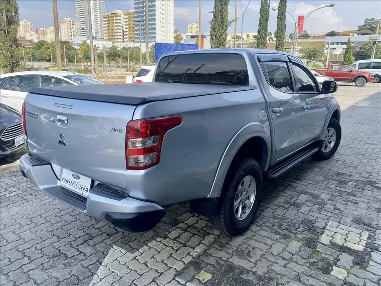 Mitsubishi L200 Triton Prata 4