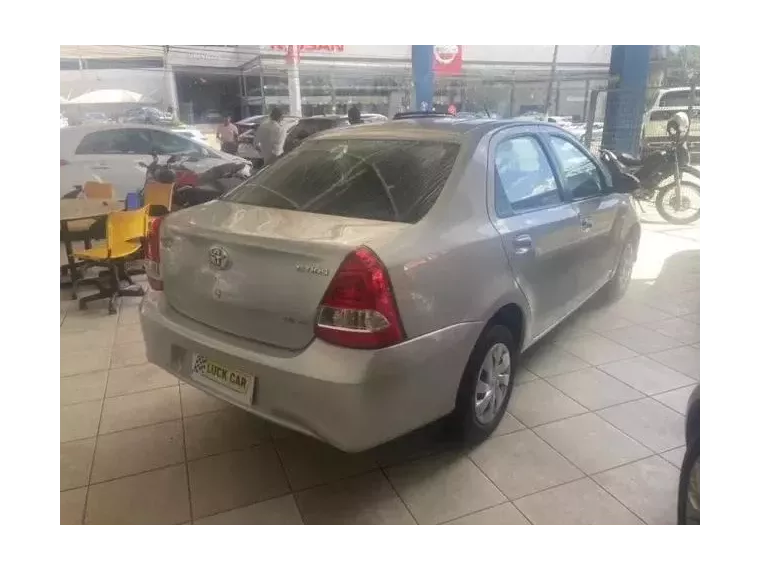 Toyota Etios Prata 1