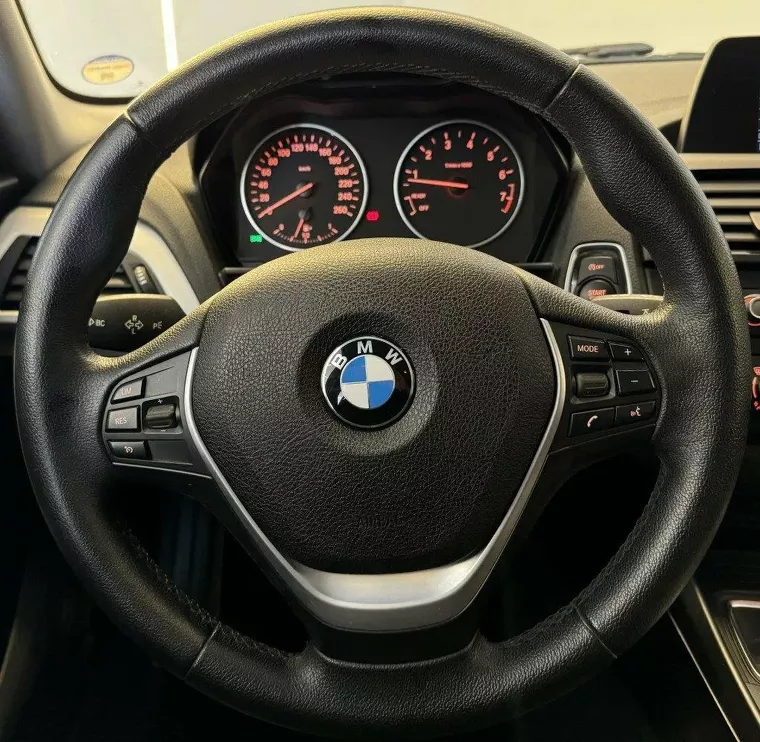 BMW 118i Cinza 10