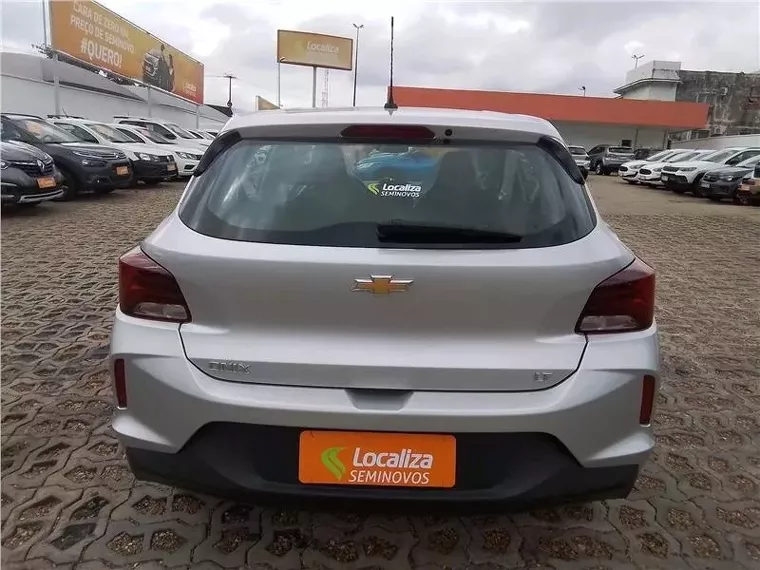 Chevrolet Onix Prata 6