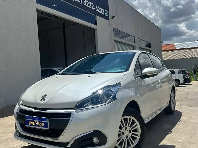 Peugeot 208 Branco 9