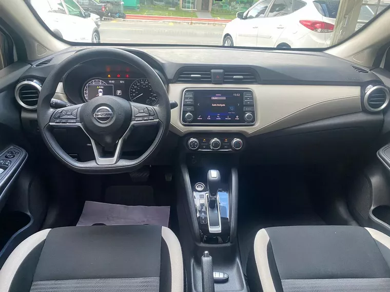 Nissan Versa Branco 17