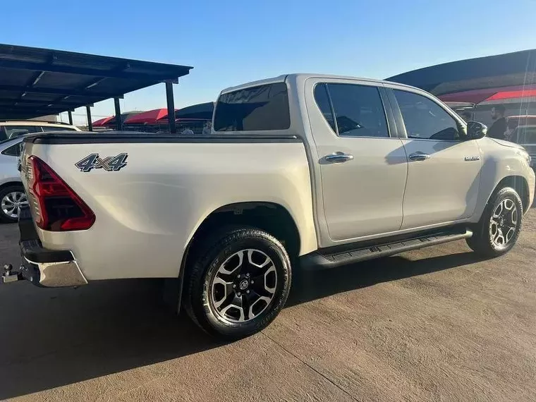 Toyota Hilux Branco 6