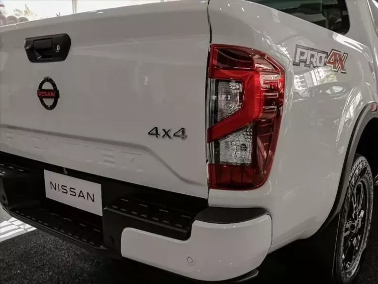 Nissan Frontier Branco 2