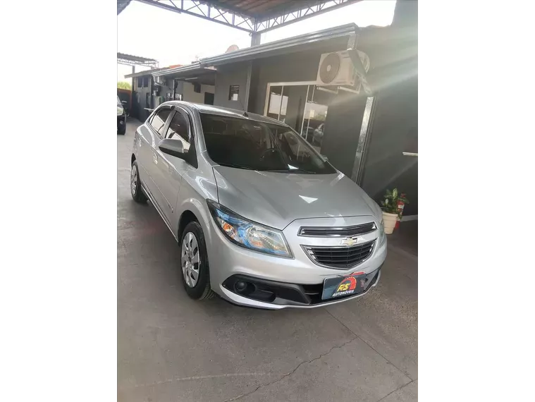 Chevrolet Onix Prata 3