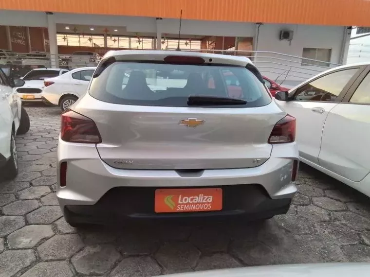 Chevrolet Onix Prata 5