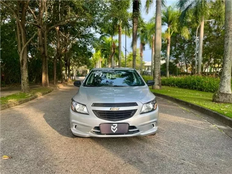 Chevrolet Onix Prata 1