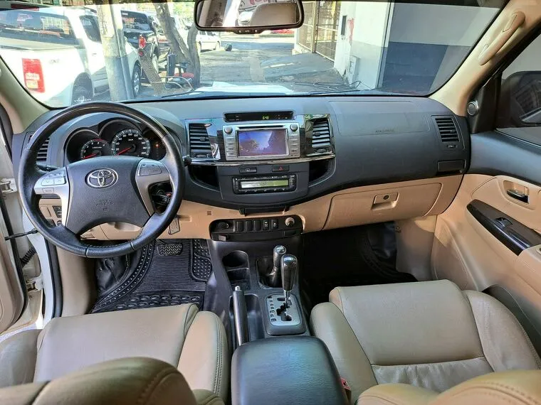 Toyota Hilux SW4 Branco 43