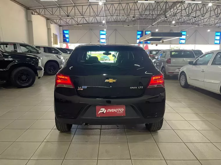 Chevrolet Onix Preto 10