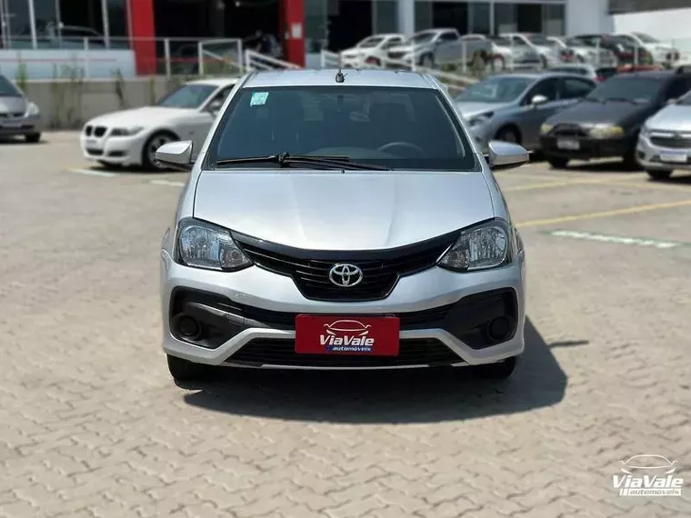 Toyota Etios Prata 1