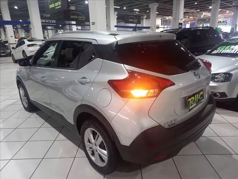 Nissan Kicks Prata 6