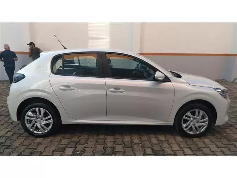 Peugeot 208 Branco 9