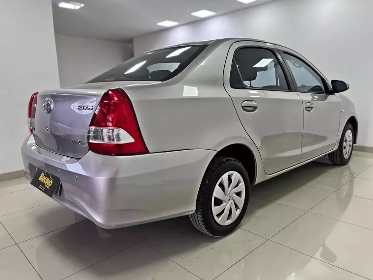 Toyota Etios Prata 13